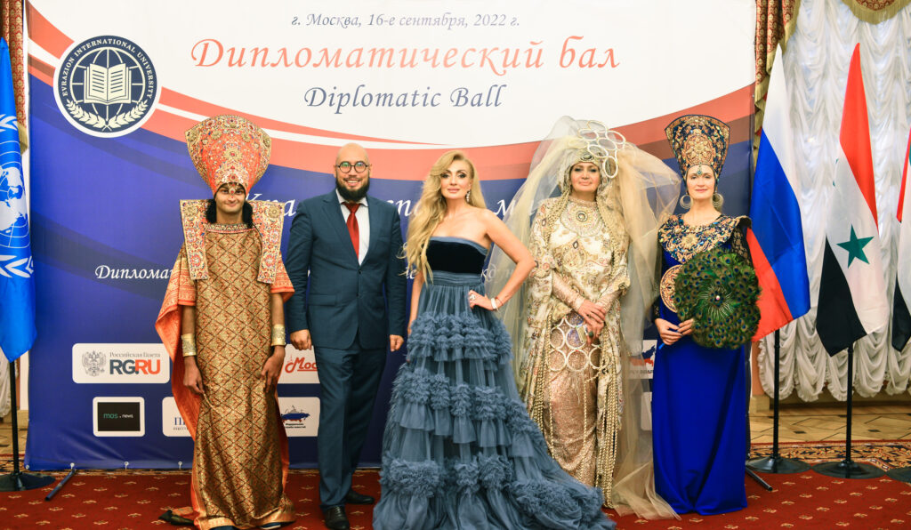 Дипломатический бал в Москве стал хорошей площадкой для расширения контактов дипломатов разных стран. Андрей Шангин