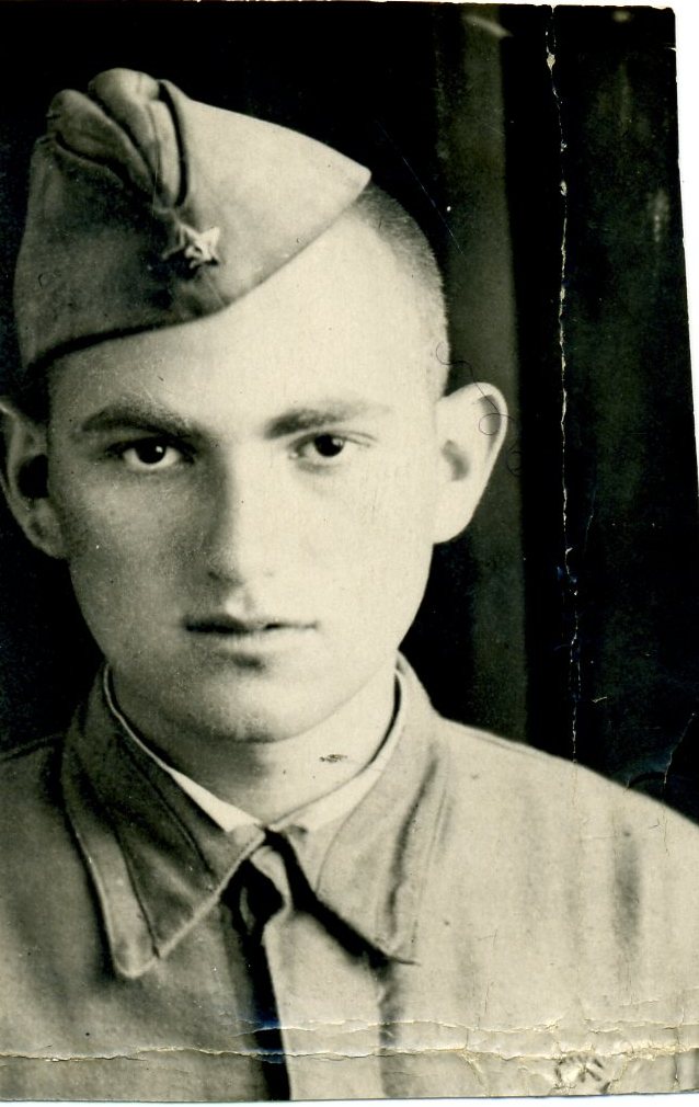В возрасте 17 лет после призыва в армию. Февраль 1943 г.
